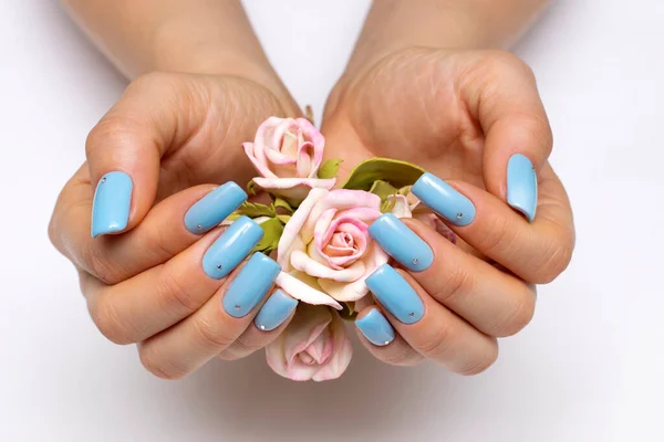 Lichtblauwe Manicure Met Een Roze Roos Handen Vierkante Lange Nagels — Stockfoto