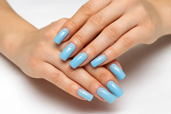 Manicure Azul Claro Pregos Longos Quadrados Com Cristais Fundo Branco — Fotografia de Stock