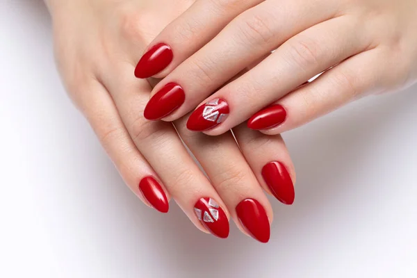 Czerwony Manicure Srebrnymi Rombami Palcach Bez Pierścienia Manicure Burgundowy Ostrych — Zdjęcie stockowe