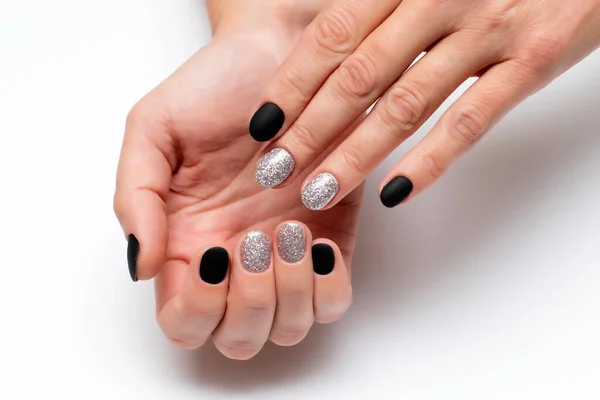 Manucure Noire Mate Sur Ongles Ovales Courts Avec Paillettes Argentées — Photo