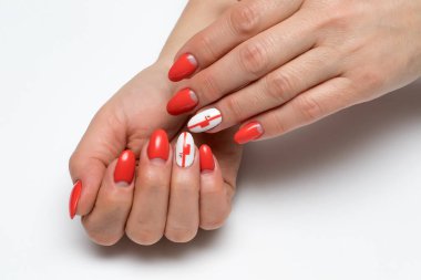 Uzun oval çivilerde tuğla manikür, beyaz halka parmaklar, kristaller ve boya.