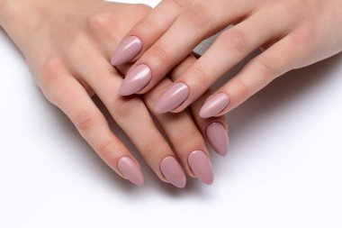 Beyaz arka planda uzun sivri tırnaklı, çok renkli Fransız manikürü. Mavi, siyah, beyaz, gümüş uzatılmış manikür..