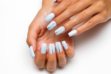 Yaz mavisi, uzun kare çivilerin üzerinde kristaller olan ilahi çiviler.