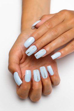 Yaz mavisi, uzun kare çivilerin üzerinde kristaller olan ilahi çiviler.