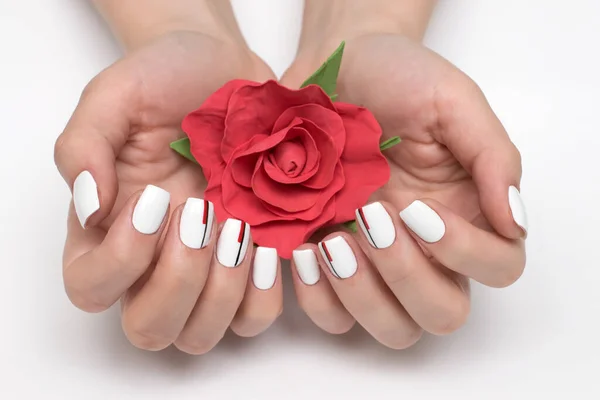 Ślubny Biały Manicure Paski Kwiat Dłoniach Krótkich Kwadratowych Nagietkach — Zdjęcie stockowe