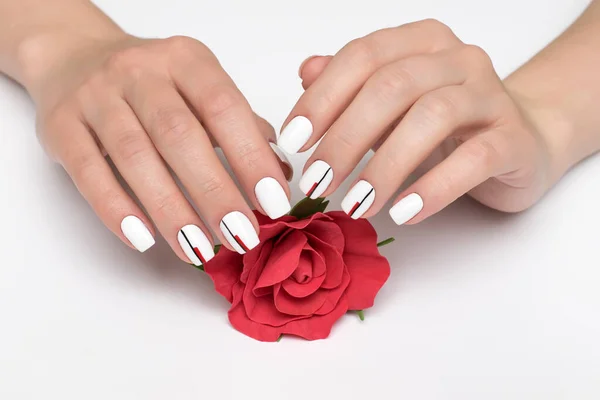 Свадебный Белый Маникюр Полосками Цветок Руках Коротких Квадратных Ноготках — стоковое фото