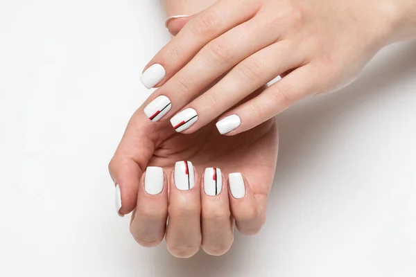 Delikatny Biały Manicure Czarno Czerwonymi Paskami Kwadratowych Krótkich Paznokciach Białym — Zdjęcie stockowe