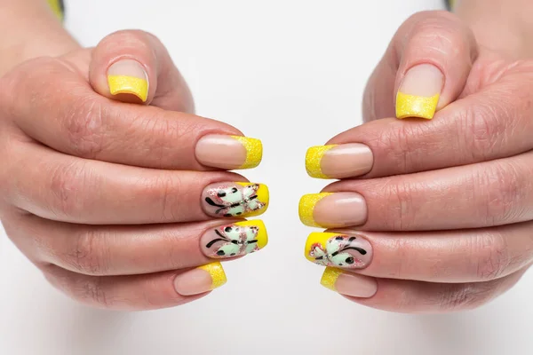 法国黄色闪亮的美发 粉刷过的蝴蝶和水晶 长方形的指甲 白色背景的特写 — 图库照片