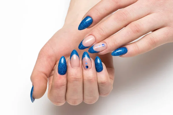 Niebieski Francuski Manicure Niebieskimi Iskrami Długich Ostrych Paznokciach Błyszczącymi Cukierkami — Zdjęcie stockowe
