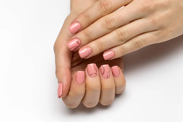 Roze Manicure Met Gouden Stroken Vierkante Korte Nagels — Stockfoto