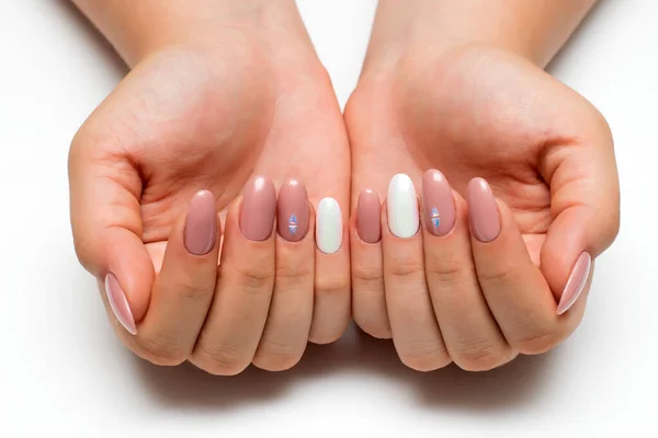 Delikatnie Różowy Manicure Białą Perłową Masą Długich Owalnych Paznokciach Kryształkami — Zdjęcie stockowe