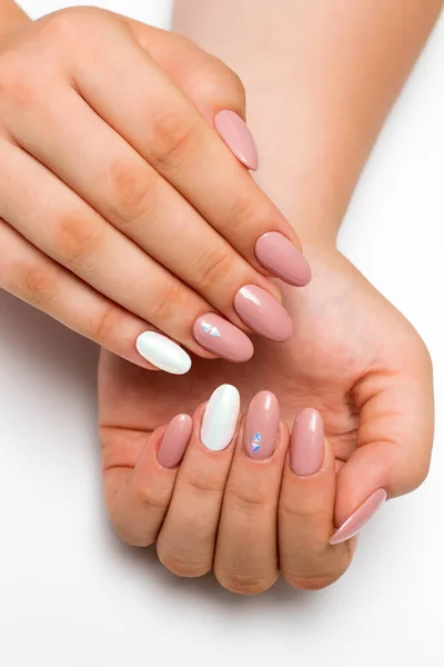 Zacht Roze Manicure Met Witte Parelmoer Wrijven Lange Ovale Nagels — Stockfoto