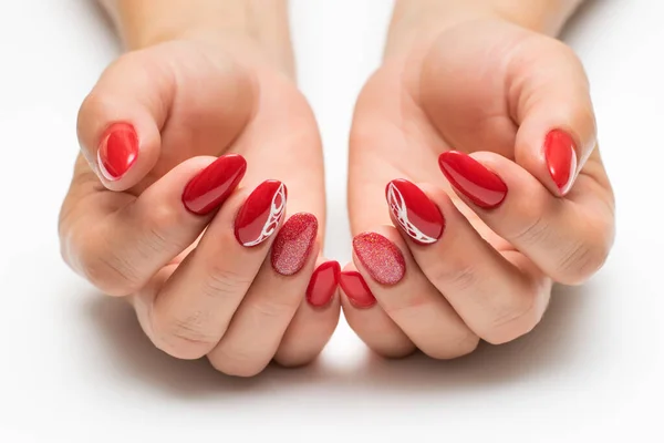 Manicure Vermelho Brilhante Com Uma Abstração Branca Lantejoulas Pregos Ovais — Fotografia de Stock