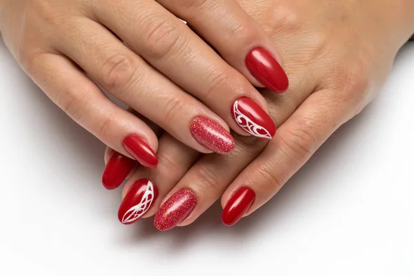 Manicure Rosso Brillante Con Astrazione Bianca Paillettes Unghie Ovali Lunghe — Foto Stock