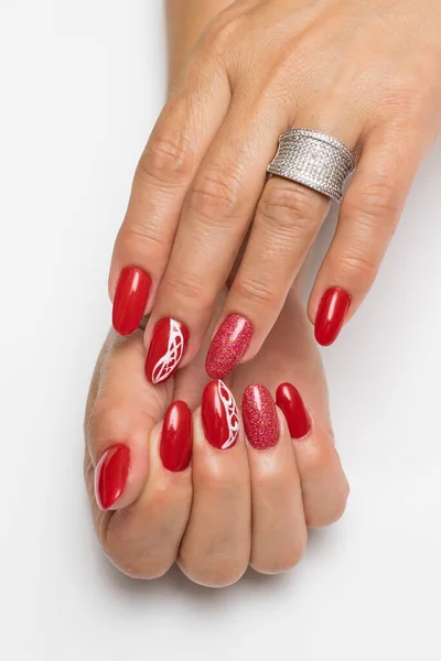Manicure Rosso Brillante Con Astrazione Bianca Paillettes Unghie Ovali Lunghe — Foto Stock