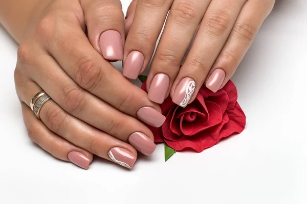 Jasny Różowy Manicure Białym Malarstwem Paski Abstrakcja Bezimiennych Paznokciach Długich — Zdjęcie stockowe
