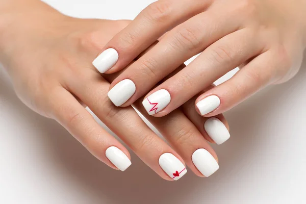 Witte Manicure Met Een Rood Hart Een Cardiogram Korte Vierkante — Stockfoto