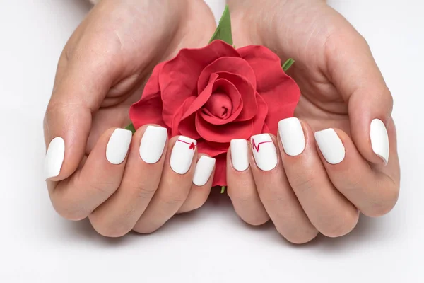 Witte Manicure Met Rood Hart Cardiogram Een Korte Vierkante Nagels — Stockfoto