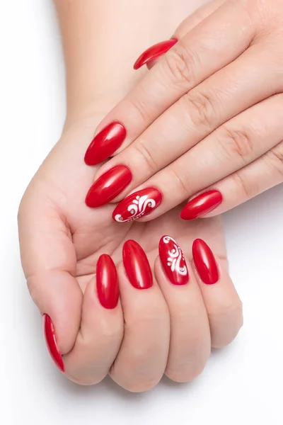 Czerwony Manicure Ostrych Długich Paznokciach Białym Obrazem Kryształami Gwóźdź Żelowy — Zdjęcie stockowe