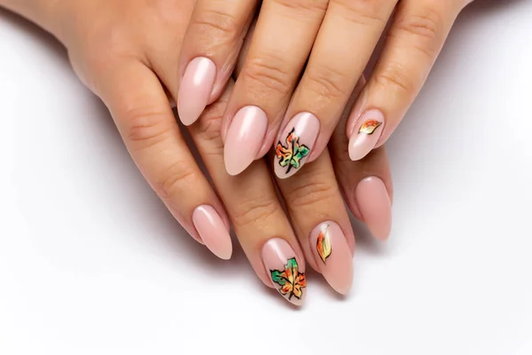 秋季凝胶钉的设计 在长杏仁上涂有枫叶的裸体指甲 在白色背景上涂有椭圆形的指甲 — 图库照片