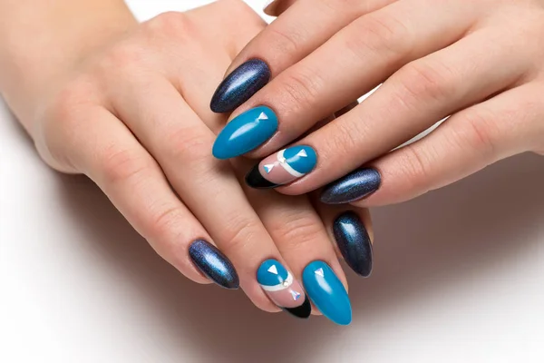 Manicure Azul Brilhante Branco Com Pedras Cristais Padrão Unhas Afiadas — Fotografia de Stock