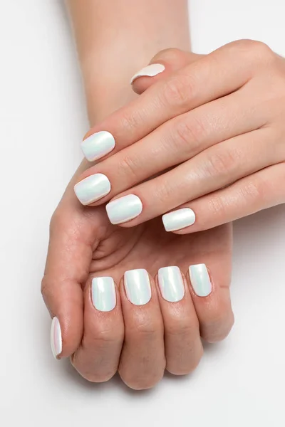 Matrimonio Bianco Perla Manicure Brevi Unghie Quadrate Uno Sfondo Bianco — Foto Stock