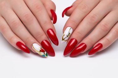 Keskin uzun tırnaklarda kırmızı manikür boyalı çapalar ve beyaz arka planda şemsiye. Deniz manikürü..