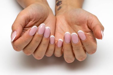 Klasik manikür. Düğün tırnağı tasarımı. Beyaz manikür. Oval çivilerde Fransız manikürü.