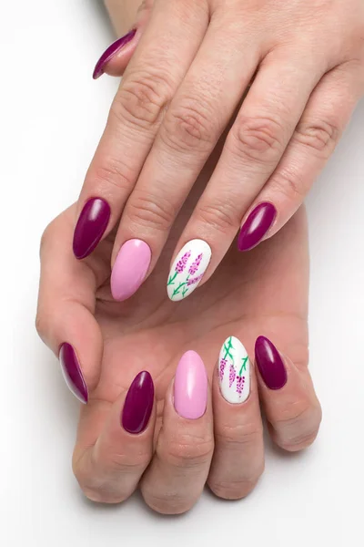 Forma Mandorla Lunga Unghie Manicure Viola Dipingere Lavanda Sulle Unghie — Foto Stock