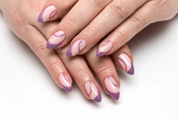 Französisch Violette Maniküre Veilchennägel Maniküre Mit Kreisen Scharfe Lange Nägel — Stockfoto