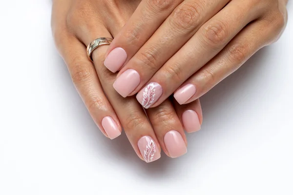 Close Van Roze Manicure Met Een Geschilderde Witte Veer Korte — Stockfoto