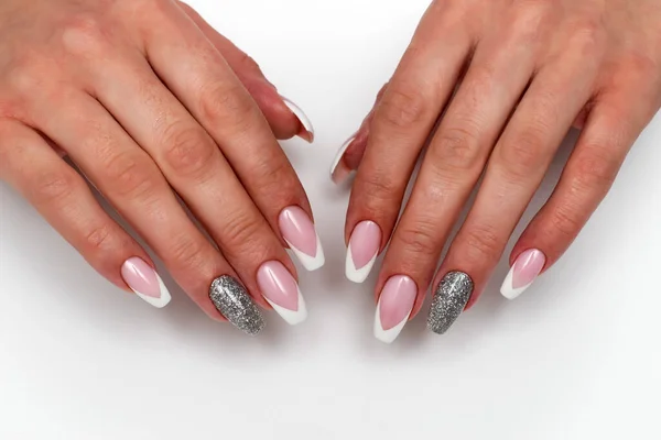 Bruiloft Scherpe Franse Manicure Met Zilveren Pailletten Ringvingers Een Witte — Stockfoto