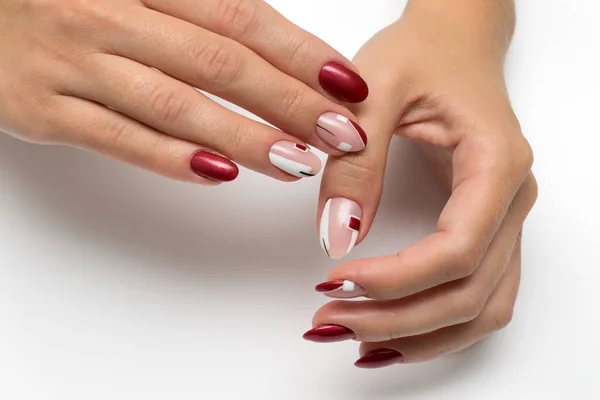 Elegante Manicure Estiva Bordeaux Con Astrazione Bianca Nera Rettangoli Lunghe — Foto Stock