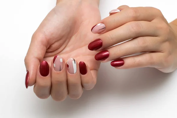 Stylowy Letni Manicure Burgundowy Białą Czarną Abstrakcją Prostokąty Długich Owalnych — Zdjęcie stockowe