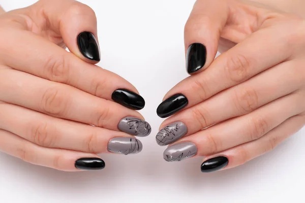 Manucure Noir Gris Avec Une Toile Araignée Sur Courts Ongles — Photo