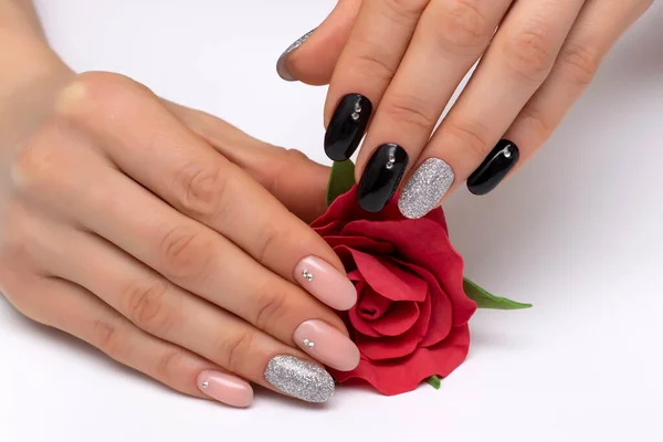 Zwart Beige Zilver Glanzend Manicure Met Kristallen Korte Ovale Nagels — Stockfoto