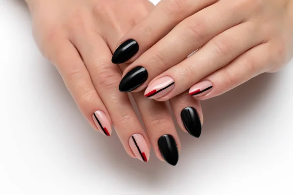 Manicure Preto Com Listras Pregos Agudos Longos Close Fundo Branco — Fotografia de Stock