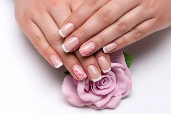 Klassieke Franse Manicure Korte Vierkante Nagels Met Bloemen Aan Ringvingers — Stockfoto
