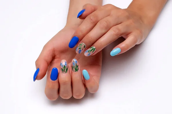 Manicure Azul Escuro Azul Claro Com Flores Verão Pintadas Pregos — Fotografia de Stock