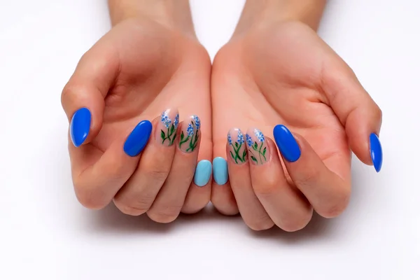 Manicura Azul Oscuro Azul Claro Con Flores Verano Pintadas Sobre — Foto de Stock