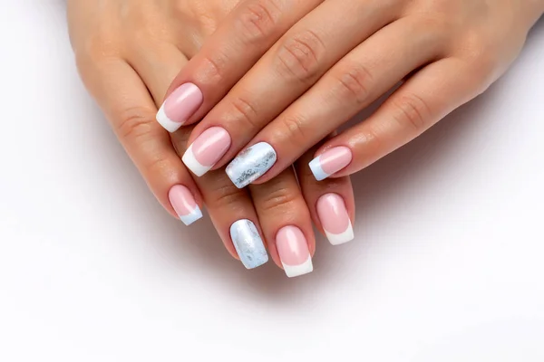 French Manicure Con Bianco Azzurro Argento Chiodo Opaco Lunghe Unghie — Foto Stock