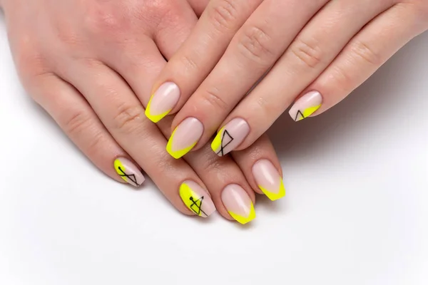 黄色的霓虹灯法国指甲修长指甲 带有黑色条纹 点缀在白色背景上 先进的凝胶钉设计 Bolero钉形状 — 图库照片