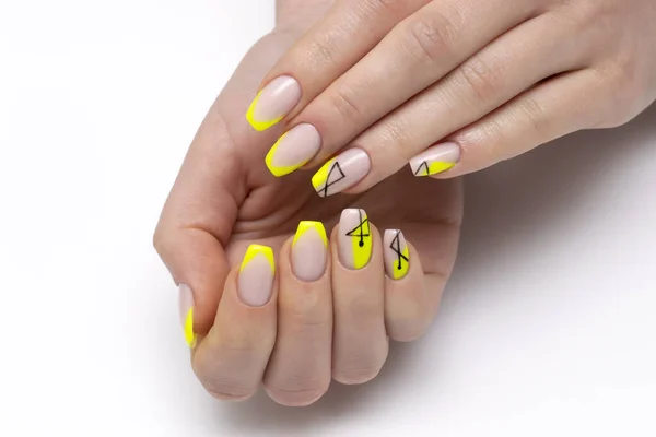 黄色的霓虹灯法国指甲修长指甲 带有黑色条纹 点缀在白色背景上 先进的凝胶钉设计 Bolero钉形状 — 图库照片