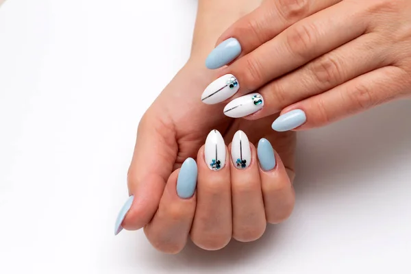 Diseño Gel Sofisticado Manicura Azul Blanca Con Cristales Piedras Rayas —  Fotos de Stock