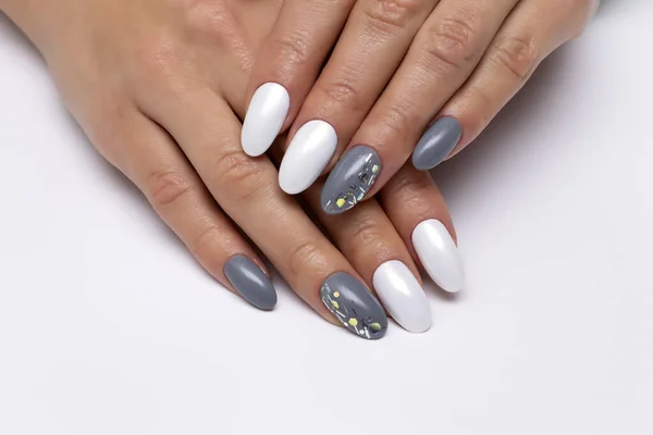 Grijze Witte Manicure Lange Ovale Nagels Met Glitters Naamloze Nagels — Stockfoto