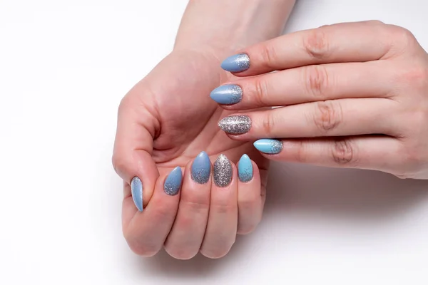 Blauw Donkerblauw Manicure Scherpe Lange Nagels Met Zilveren Sprankelingen Een — Stockfoto