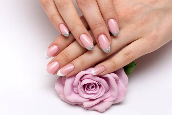 Свадебный Французский Белый Серебряный Маникюр Длинных Овальных Ногтях Розовой Розой — стоковое фото