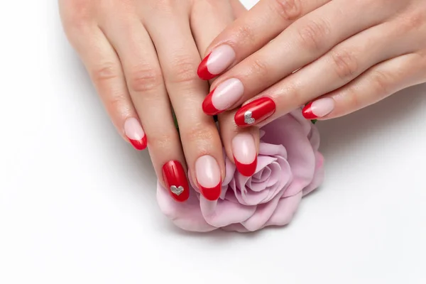 Manicure Francese Rossa Con Cuori Argento Dipinti Sulle Dita Anulare — Foto Stock