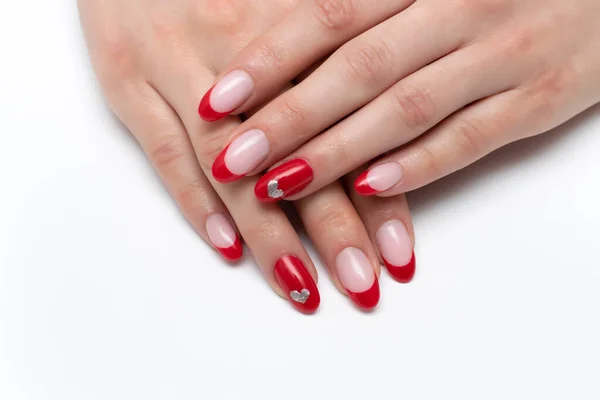 Manicure Francese Rossa Con Cuori Argento Dipinti Anulare Unghie Ovali — Foto Stock