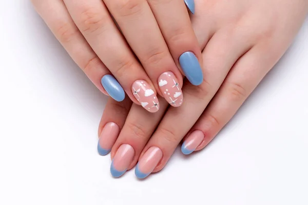 蓝色的法式修指甲 带有彩绘的云彩和水晶 长椭圆形指甲 背景为白色 凝胶钉 夏季指甲设计 — 图库照片